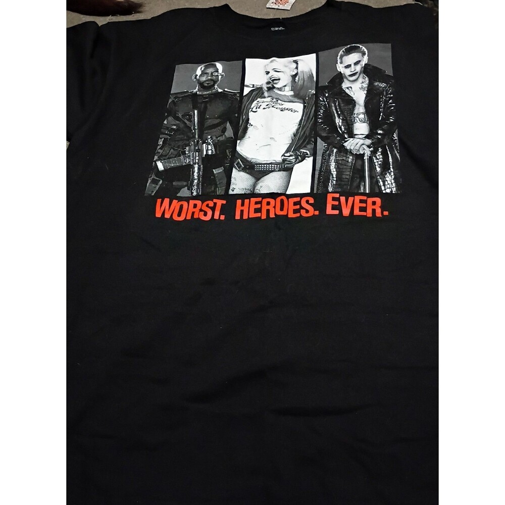 Men's size large NWT Suicide squad t shirt-055n